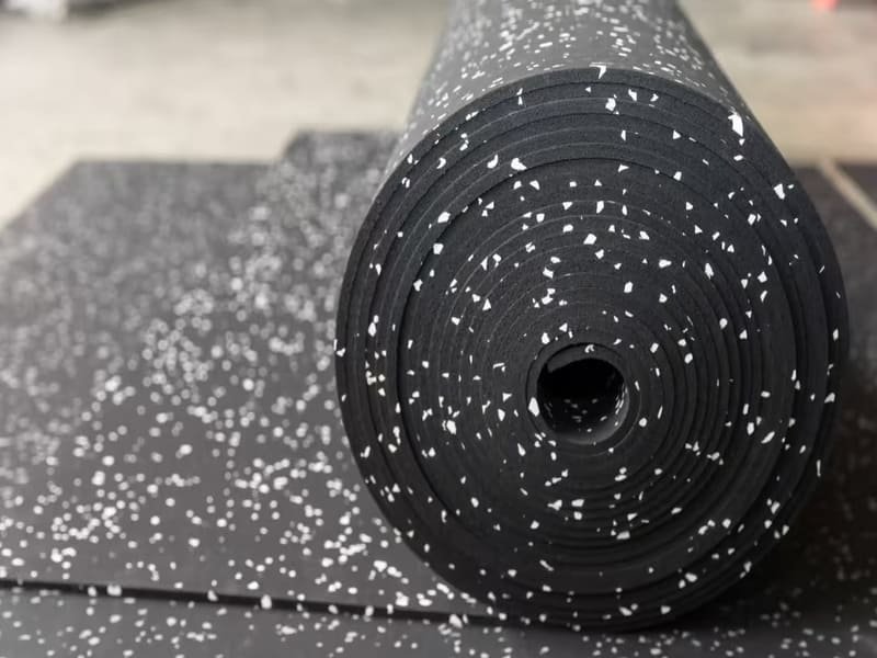 Czysta, trwała gumowa podłoga bez śladów zużycia w ruchliwej komercyjnej siłowni